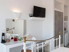 Double room with metallic bed, in Maro rooms in Sifnos